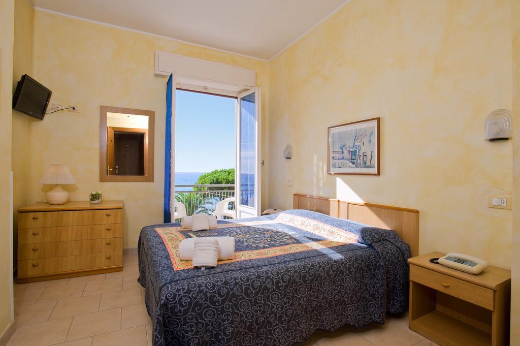 Hotel Lido Pietra Ligure Ruang foto