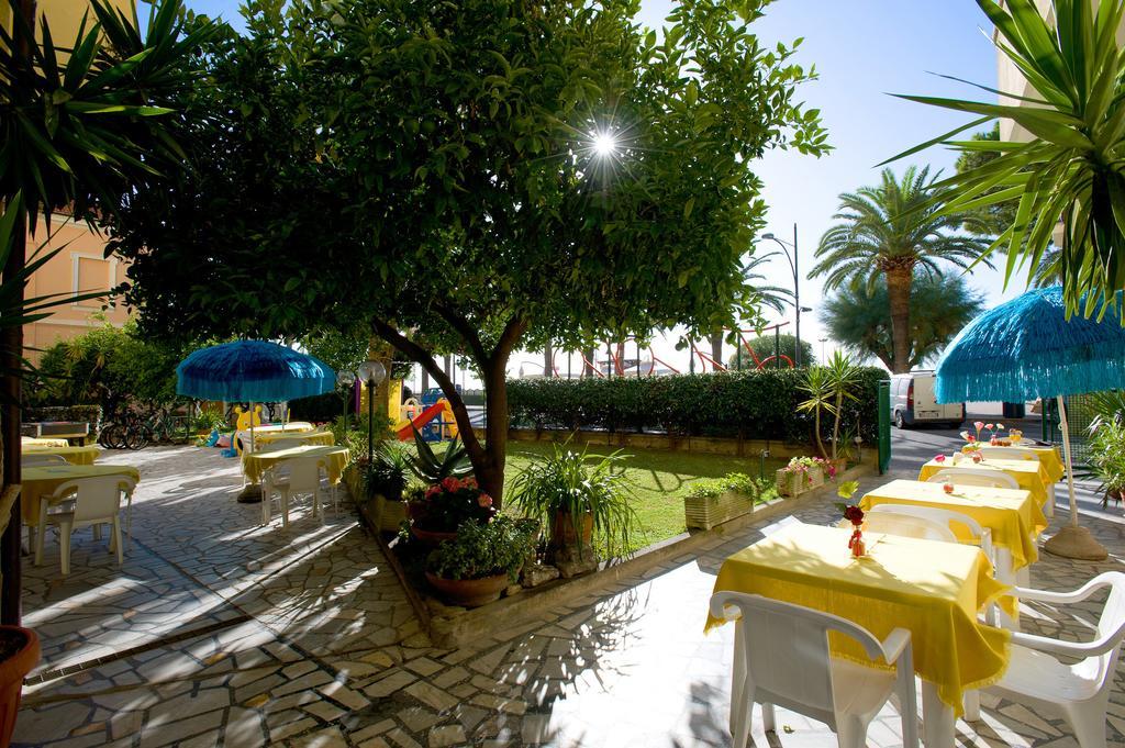 Hotel Lido Pietra Ligure Bagian luar foto