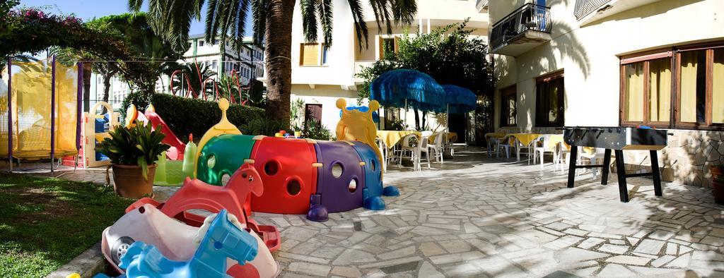 Hotel Lido Pietra Ligure Bagian luar foto