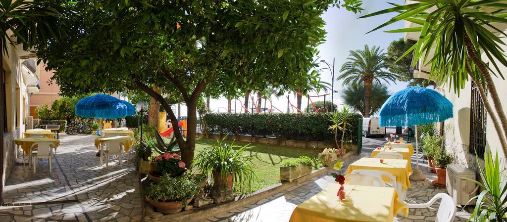 Hotel Lido Pietra Ligure Bagian luar foto