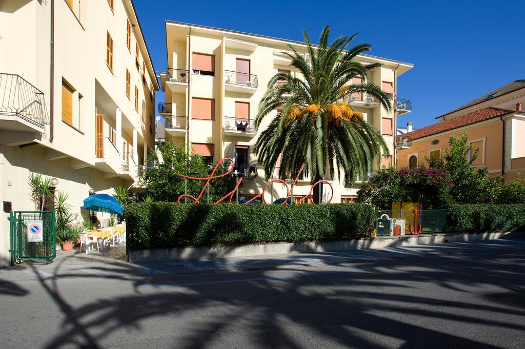 Hotel Lido Pietra Ligure Bagian luar foto