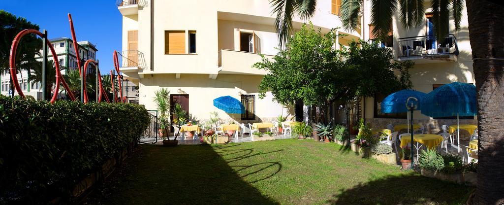 Hotel Lido Pietra Ligure Bagian luar foto