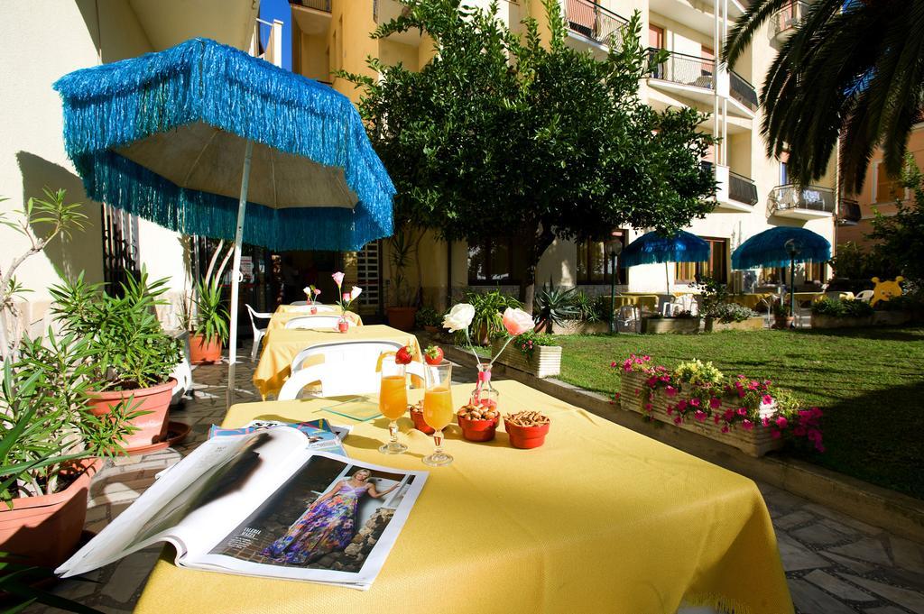 Hotel Lido Pietra Ligure Bagian luar foto