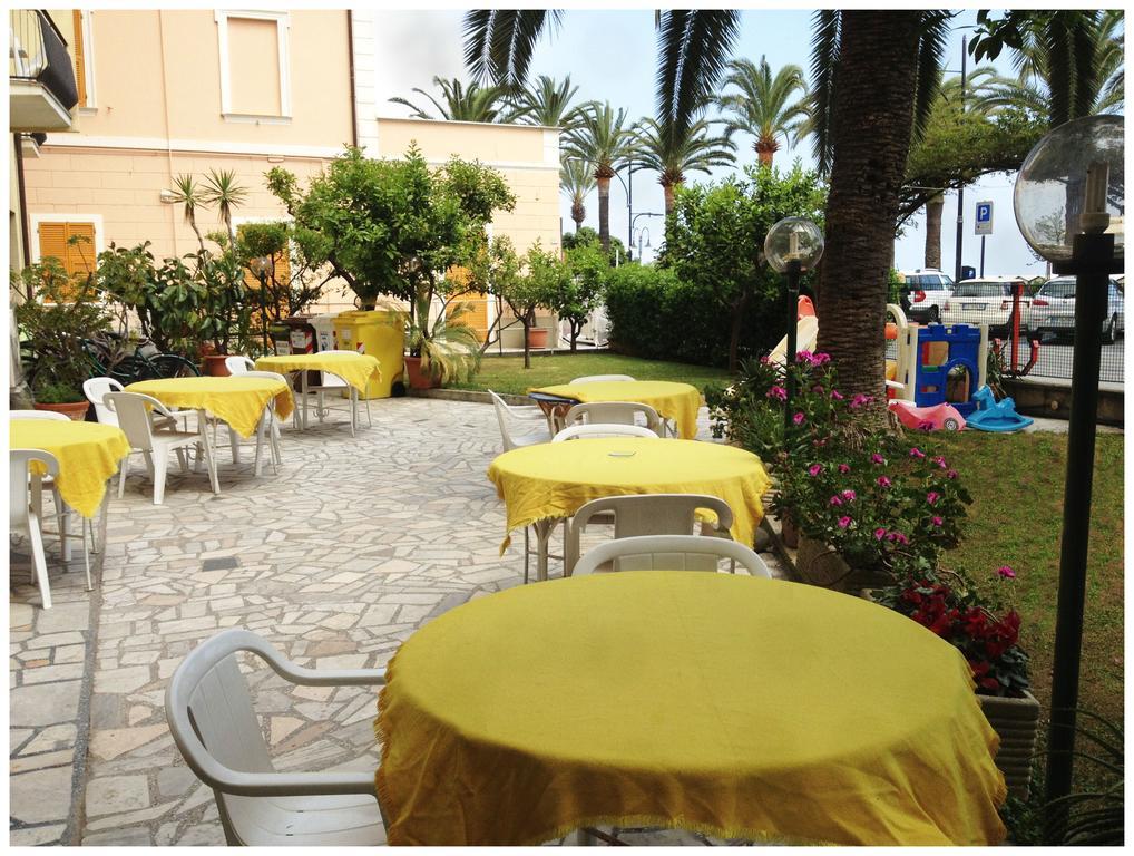 Hotel Lido Pietra Ligure Bagian luar foto