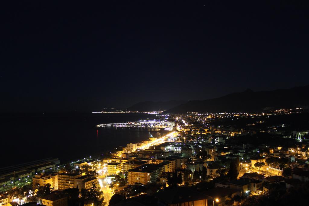 Hotel Lido Pietra Ligure Bagian luar foto