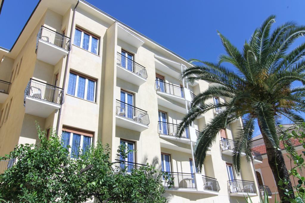 Hotel Lido Pietra Ligure Bagian luar foto