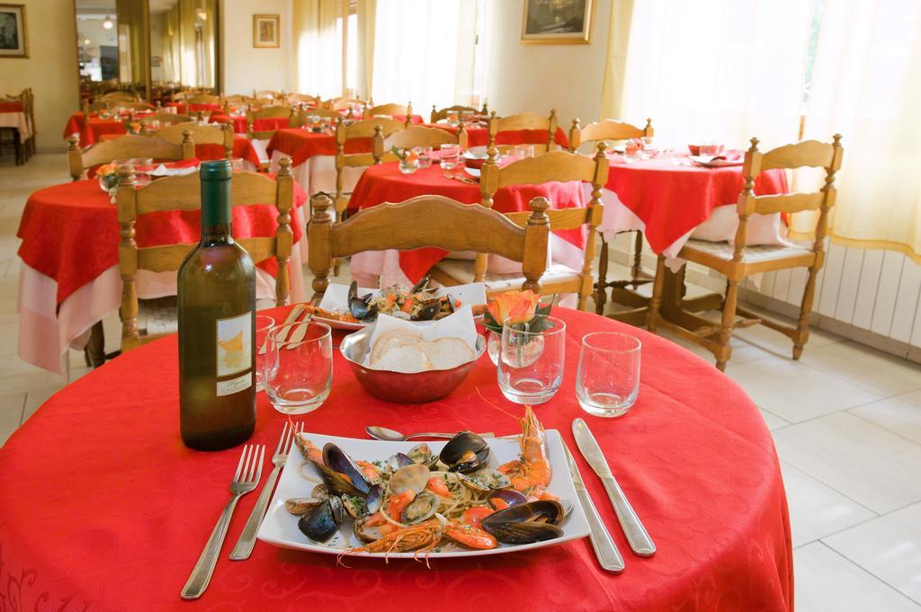 Hotel Lido Pietra Ligure Bagian luar foto