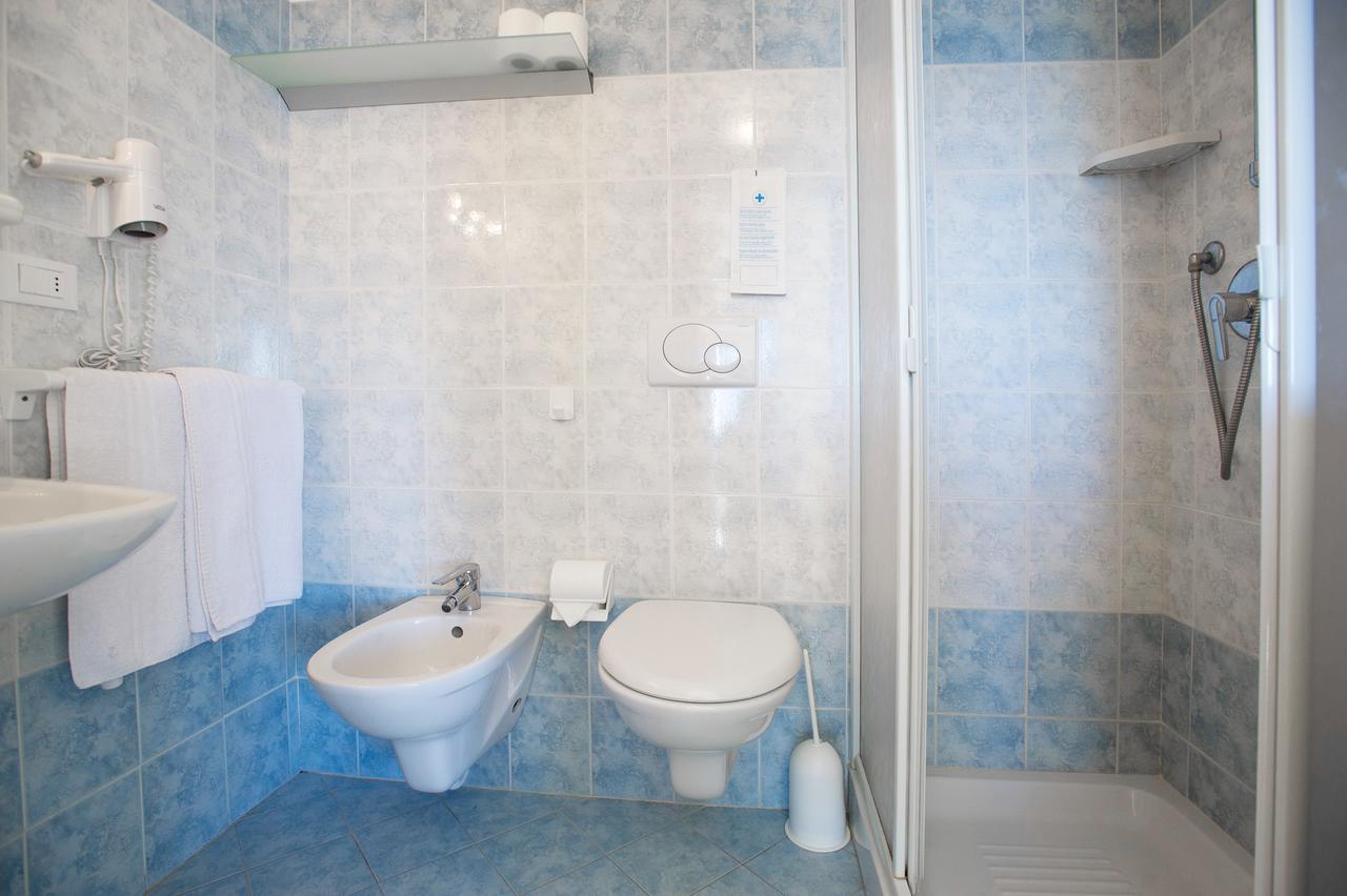 Hotel Lido Pietra Ligure Bagian luar foto