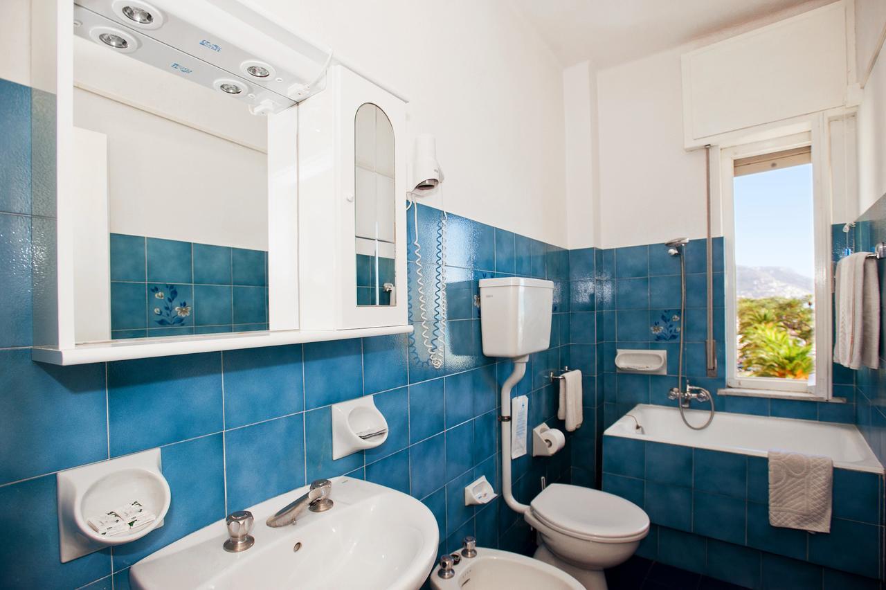 Hotel Lido Pietra Ligure Bagian luar foto